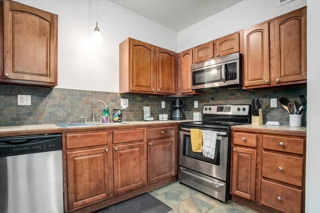 Oasis Midtown Kc- 2 Bedroom Apt カンザスシティ エクステリア 写真